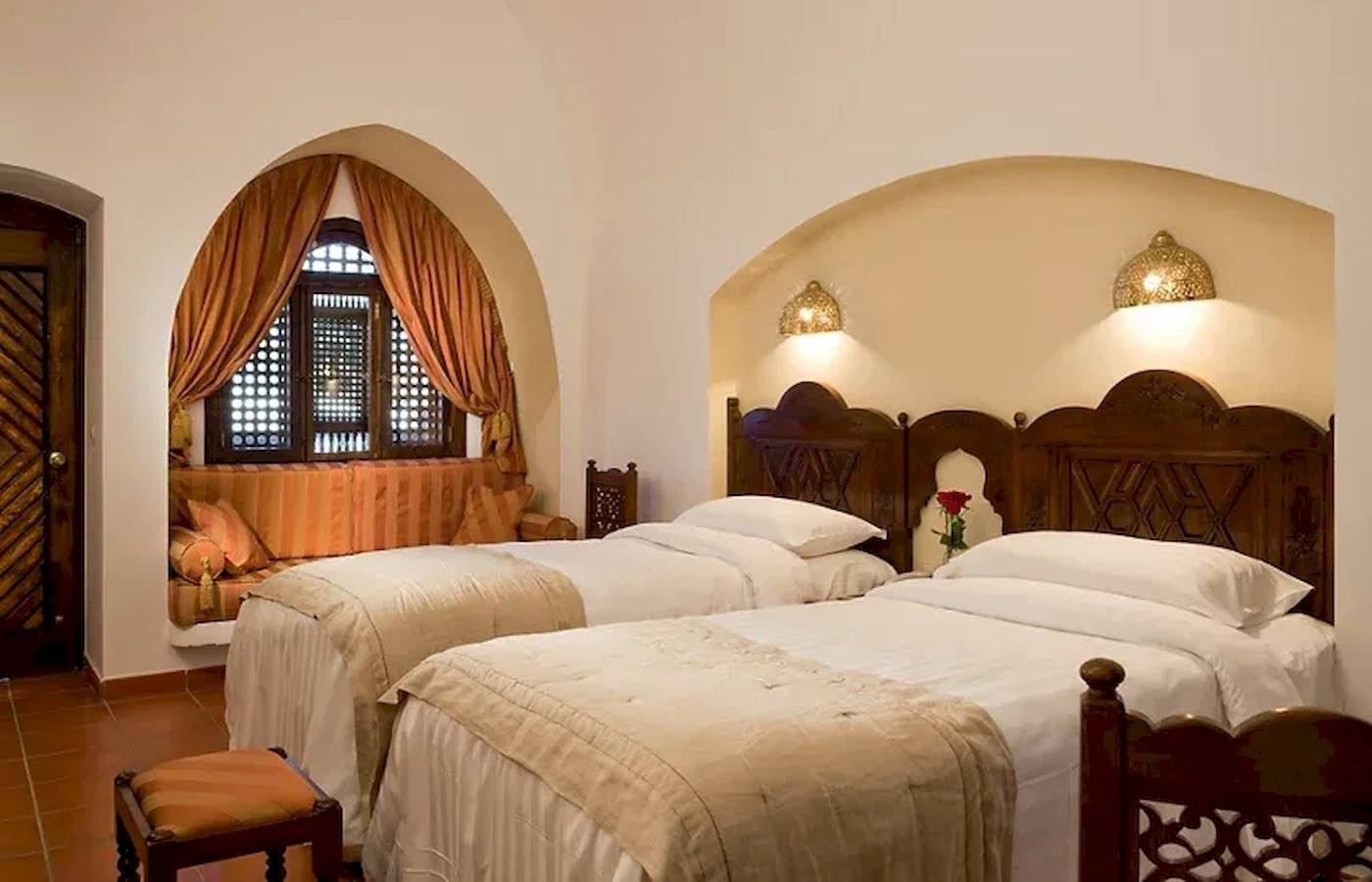Doppelbett-Zimmer im Mövenpick Resort Sharm el Sheikh mit zwei Betten, Dekor und Fenster