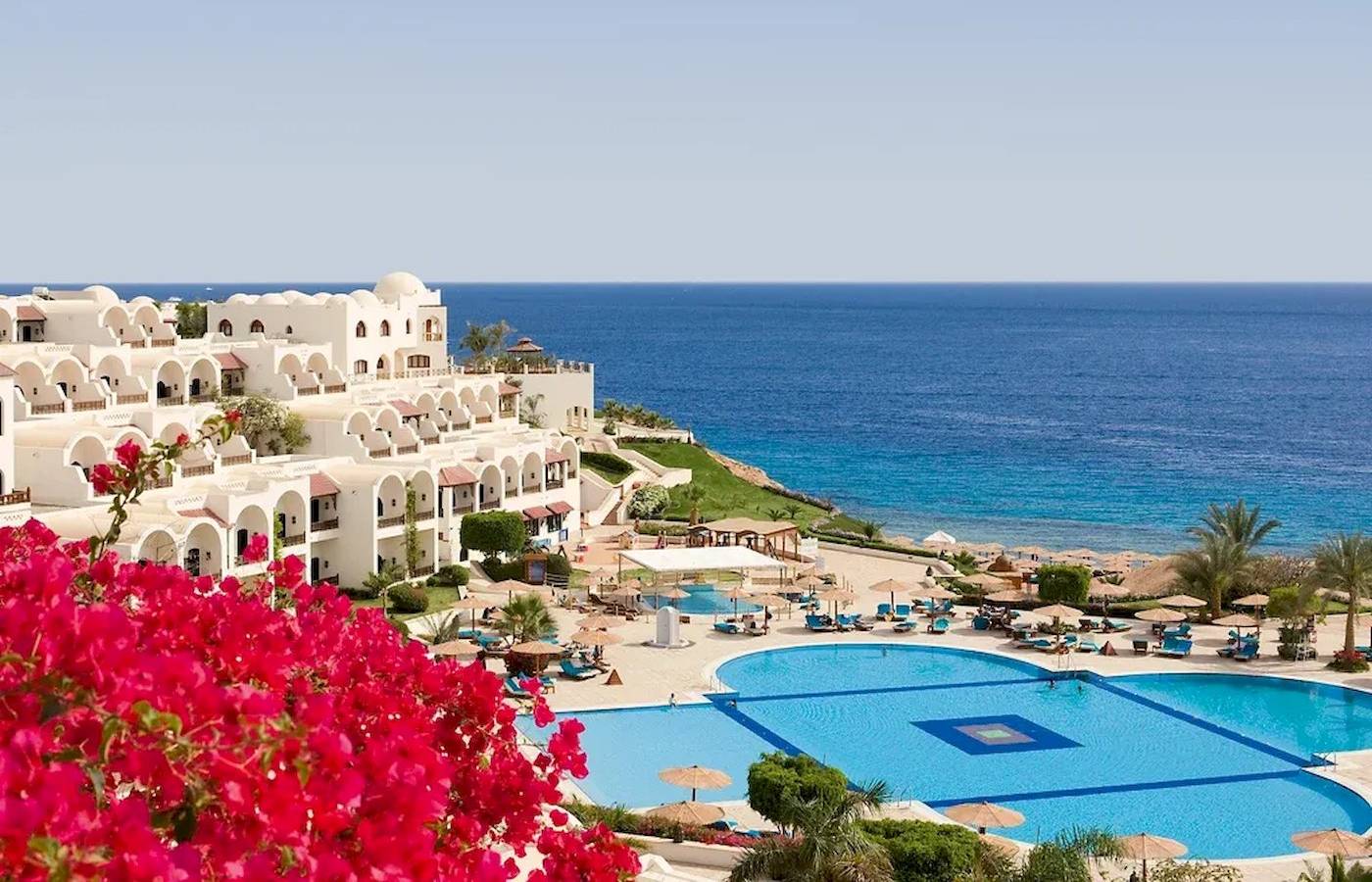 Luftaufnahme des Mövenpick Resorts Sharm el Sheikh mit Pool und Meerblick