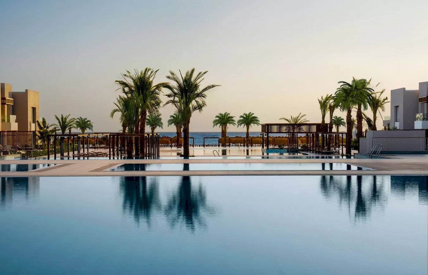 Außenpool des Jaz Elite Amara Hotels mit Palmen und Blick aufs Meer