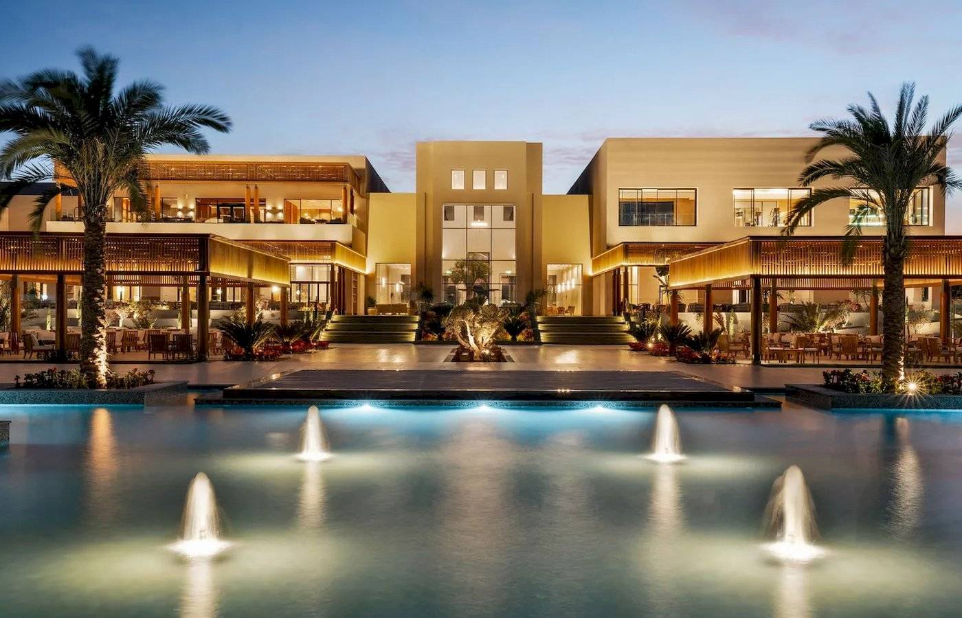 Jaz Elite Amara Hotel Abend Ansicht mit Brunnen im Vordergrund und Palmen