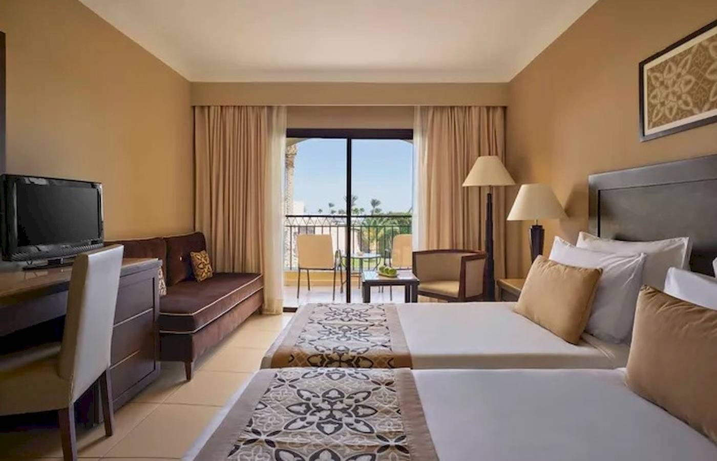 Hotelzimmer im JAZ Neo Dar El Madina mit zwei Betten und einem Balkon