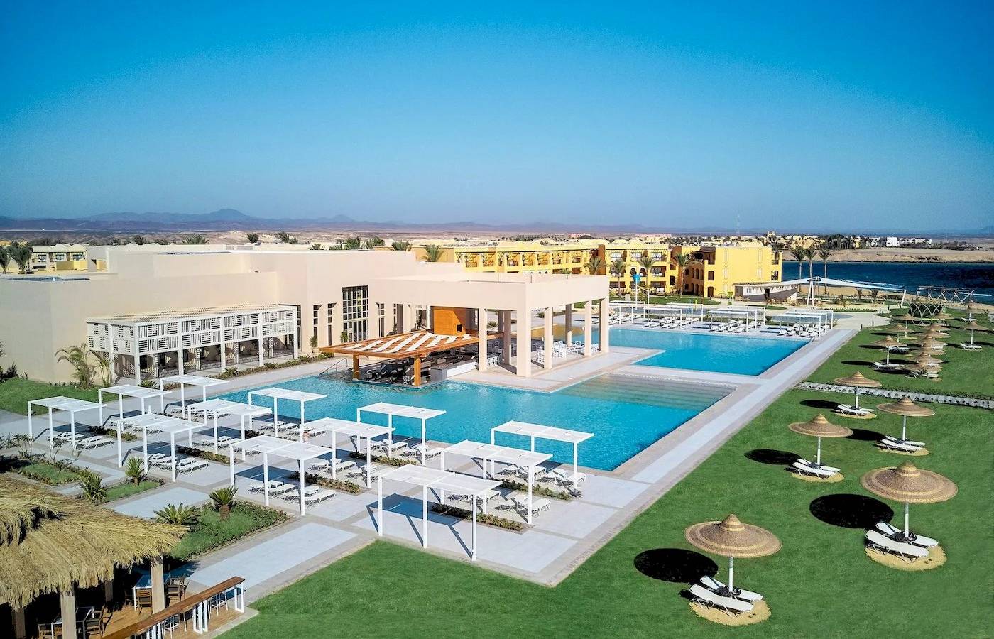 Aussenbereich des Jaz Maraya Resorts mit Pool, Loungebereich und Meerblick.