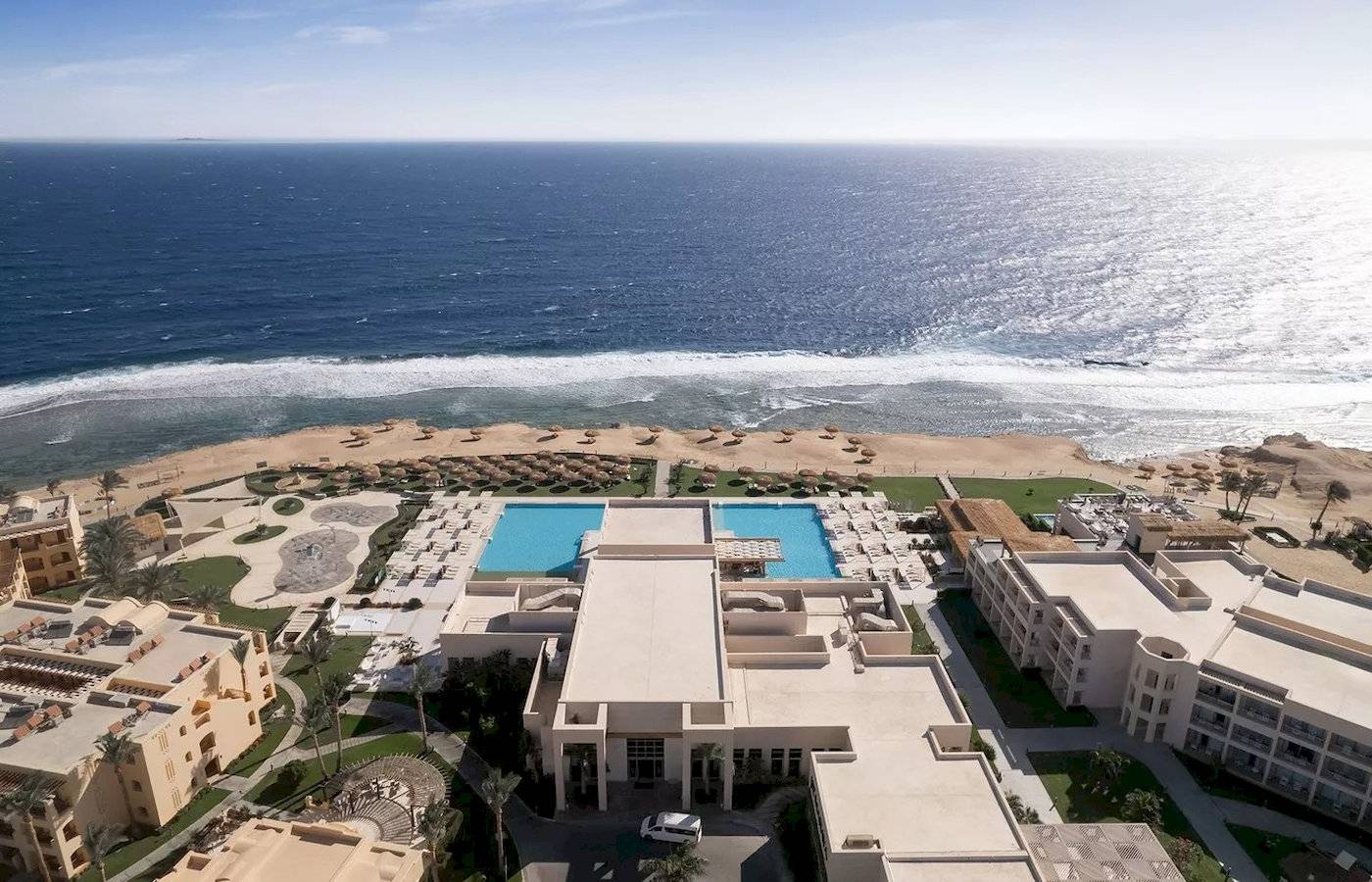 Luftaufnahme des Jaz Maraya Resorts mit Wasserpark und Meer im Hintergrund.