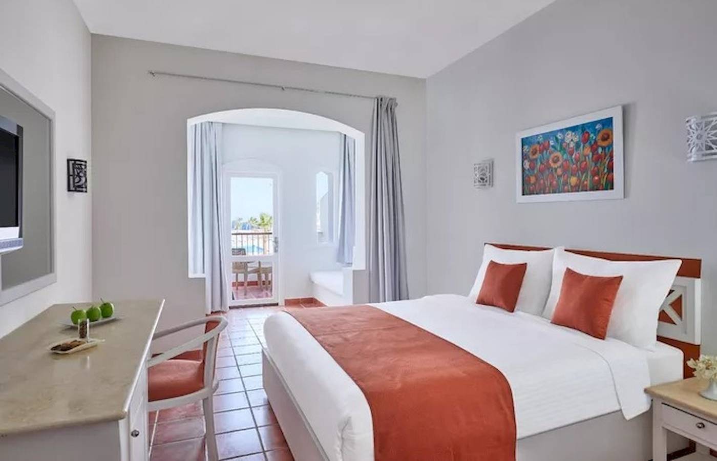 Hotelzimmer im Jaz Neo Reef Marsa mit Bett, Schreibtisch und Aussicht.