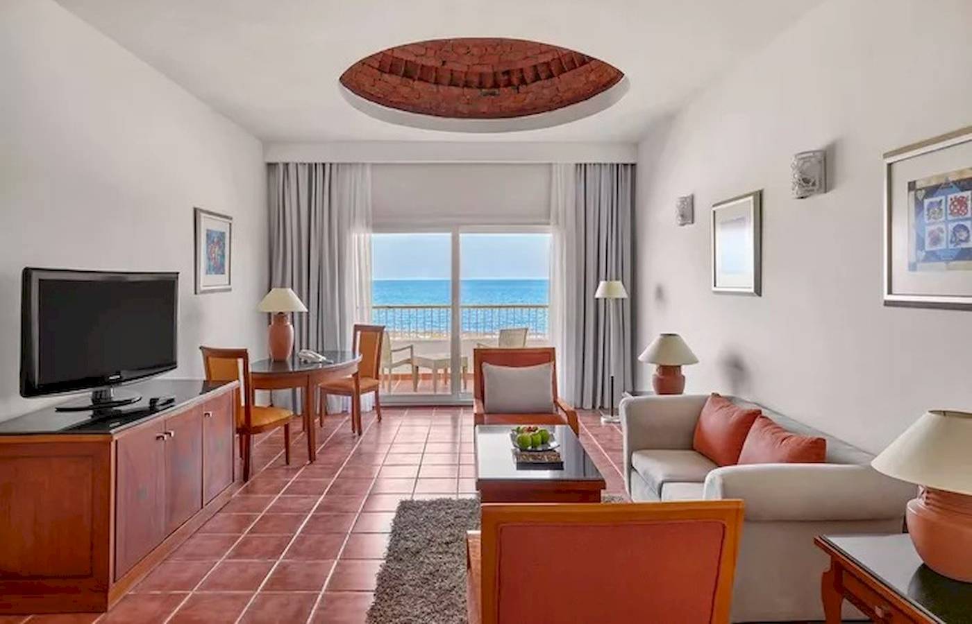 Innenansicht der Suite im JAZ Neo Reef Marsa Hotel mit Blick auf das Meer.