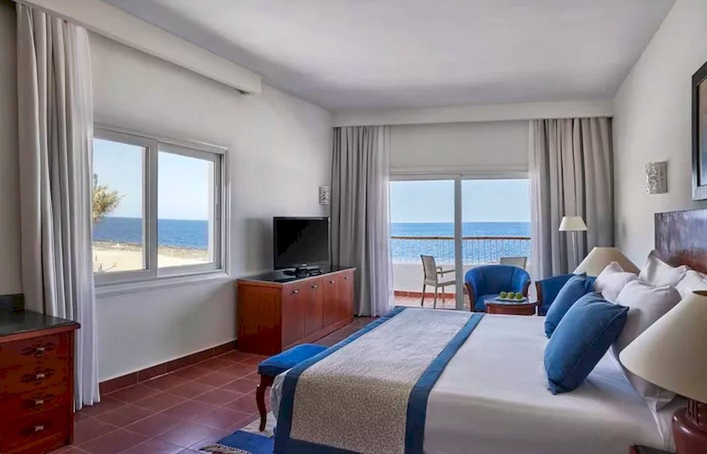 Hotelzimmer mit Meerblick im JAZ Neo Reef Marsa mit Fernseher und Balkon.
