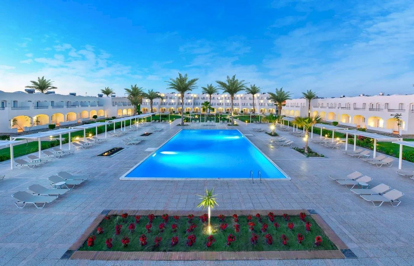 Luftaufnahme des JAZ Neo Reef Marsa Aluminium Resorts mit großem Pool und Sonnenliegen.