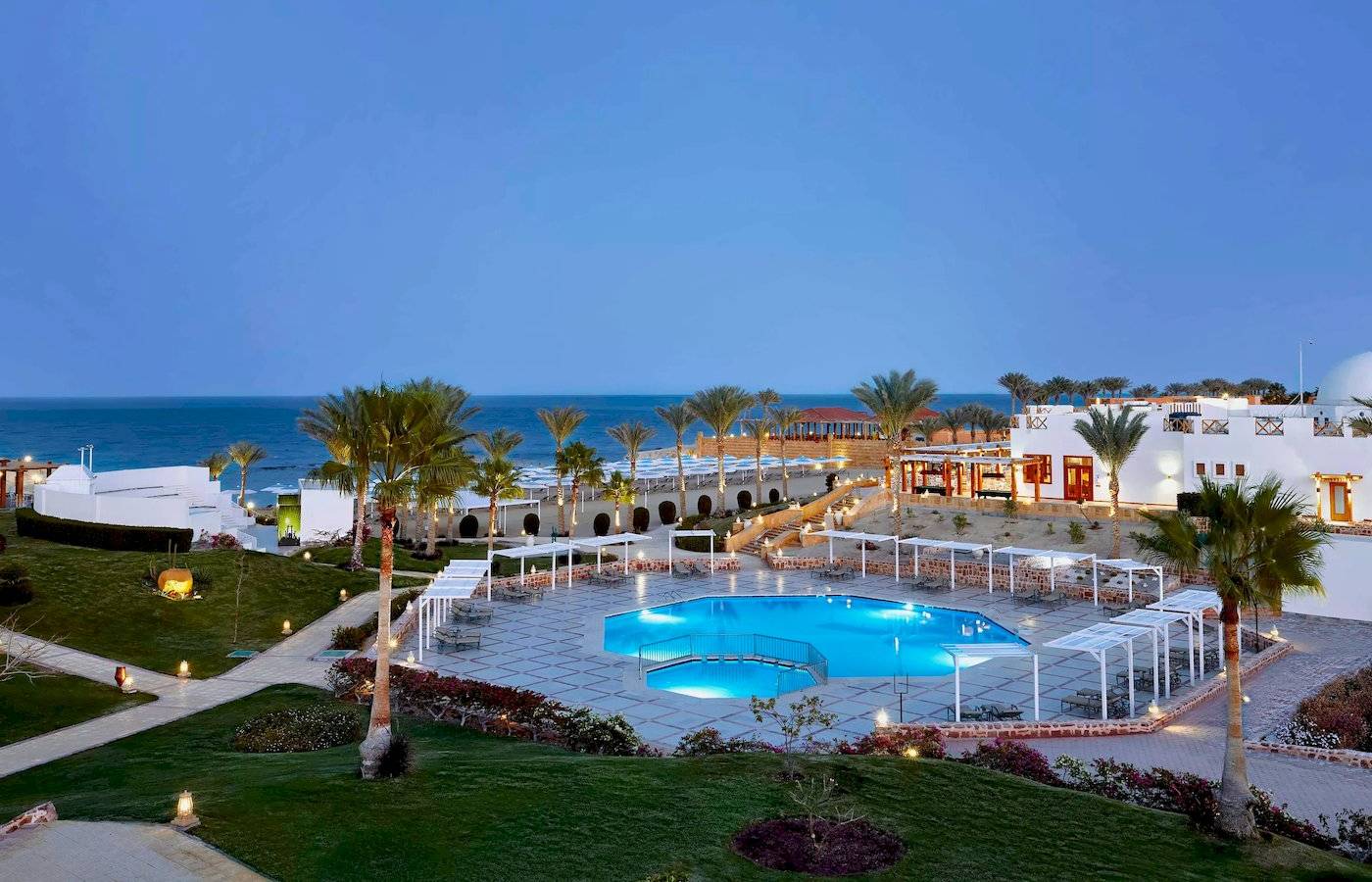 Jaz Neo Reef Marsa Alam Hotel mit Außenpool und Meerblick.