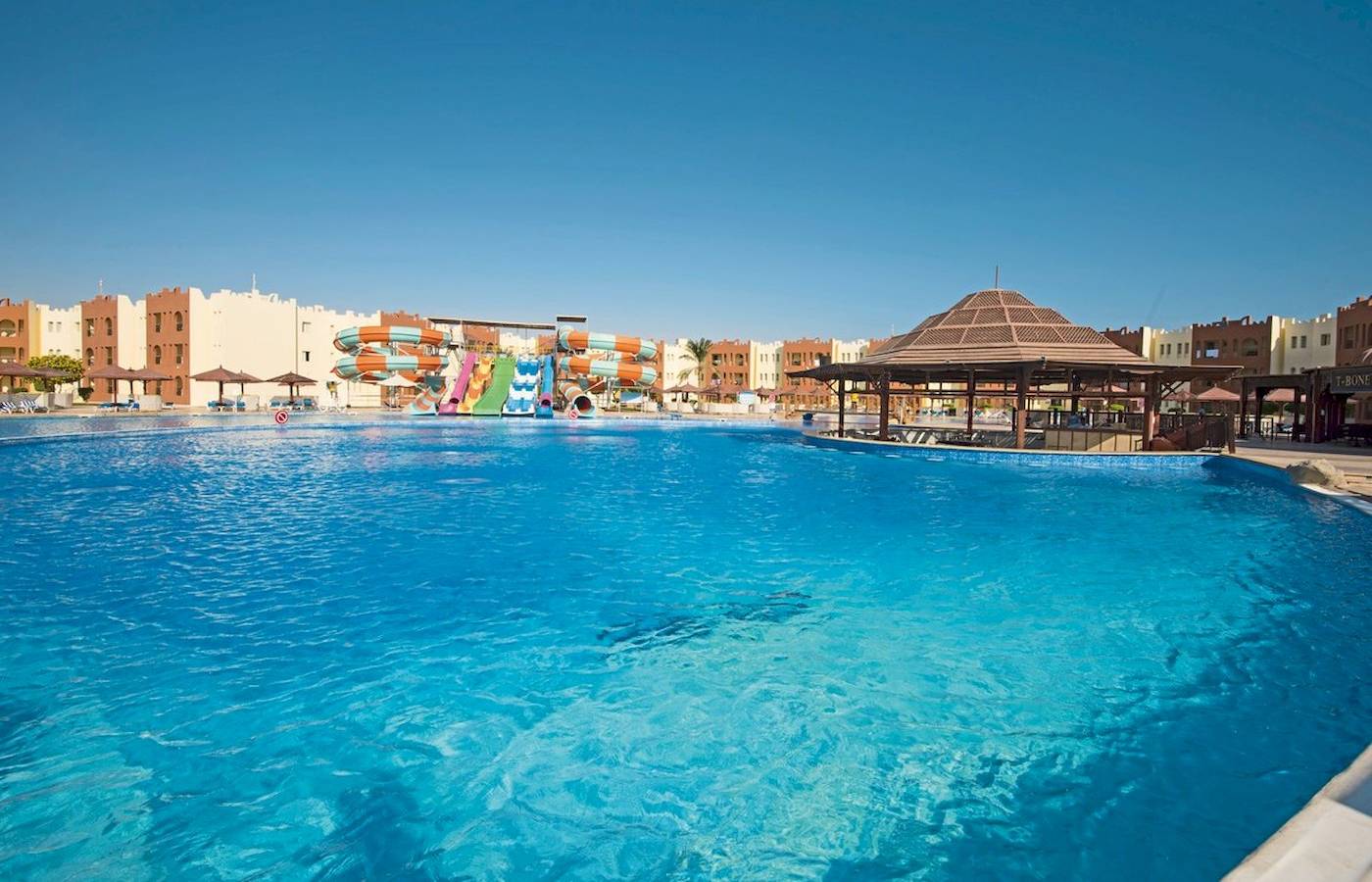 Außenpool des Sunrise Royal Makadi Resorts mit Wasserrutschen und Cabanas.