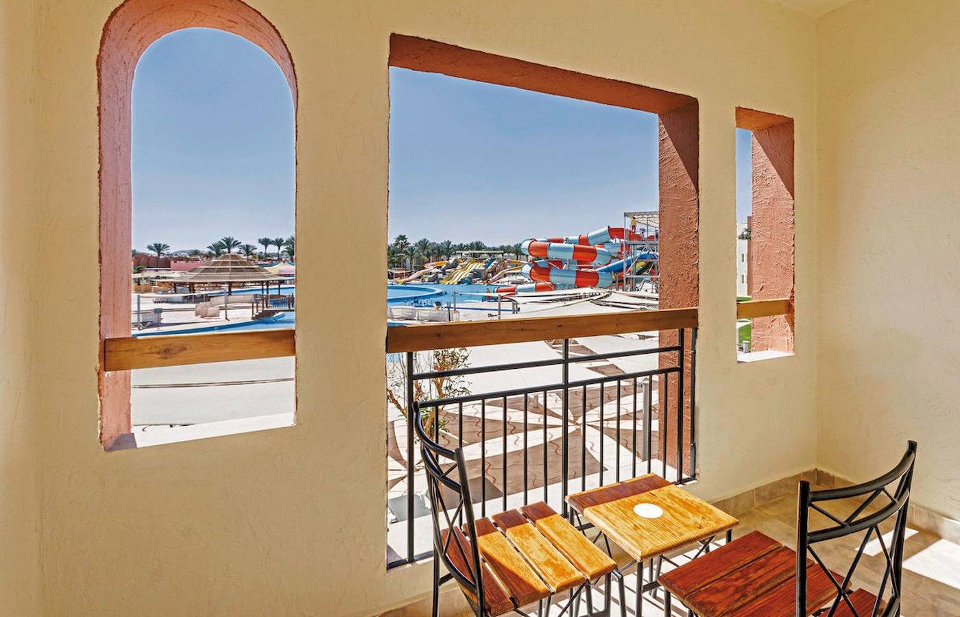 Balkon des SUNRISE Royal Makadi Resort mit Blick auf Wasserrutsche