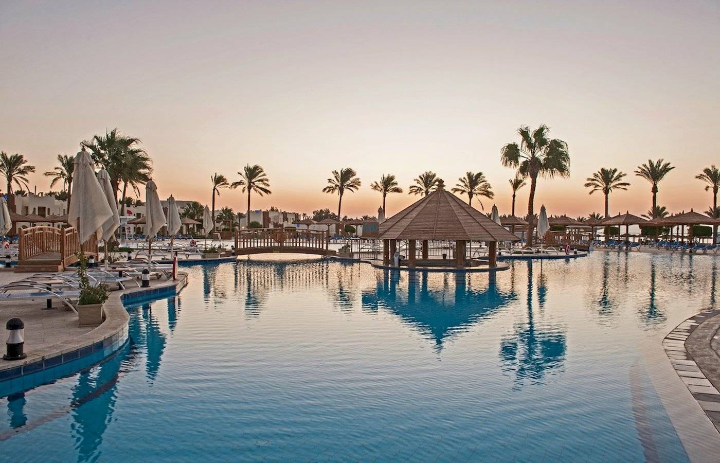 Außenpool des Sunrise Royal Makadi Resorts bei Sonnenuntergang