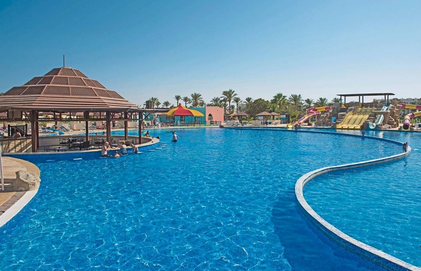 Außenbereich des Schwimmbeckens im Sunrise Royal Makadi Resort
