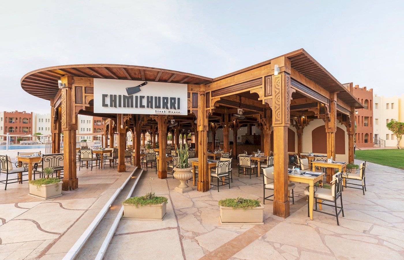 Außenbereich des Chimichurri Steak House Restaurants im Sunrise Royal Makadi Resort.