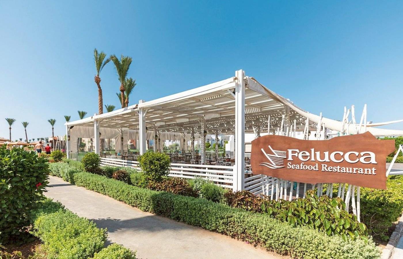 Felucca Seafood Restaurant vorne mit Terrasse und Palmen