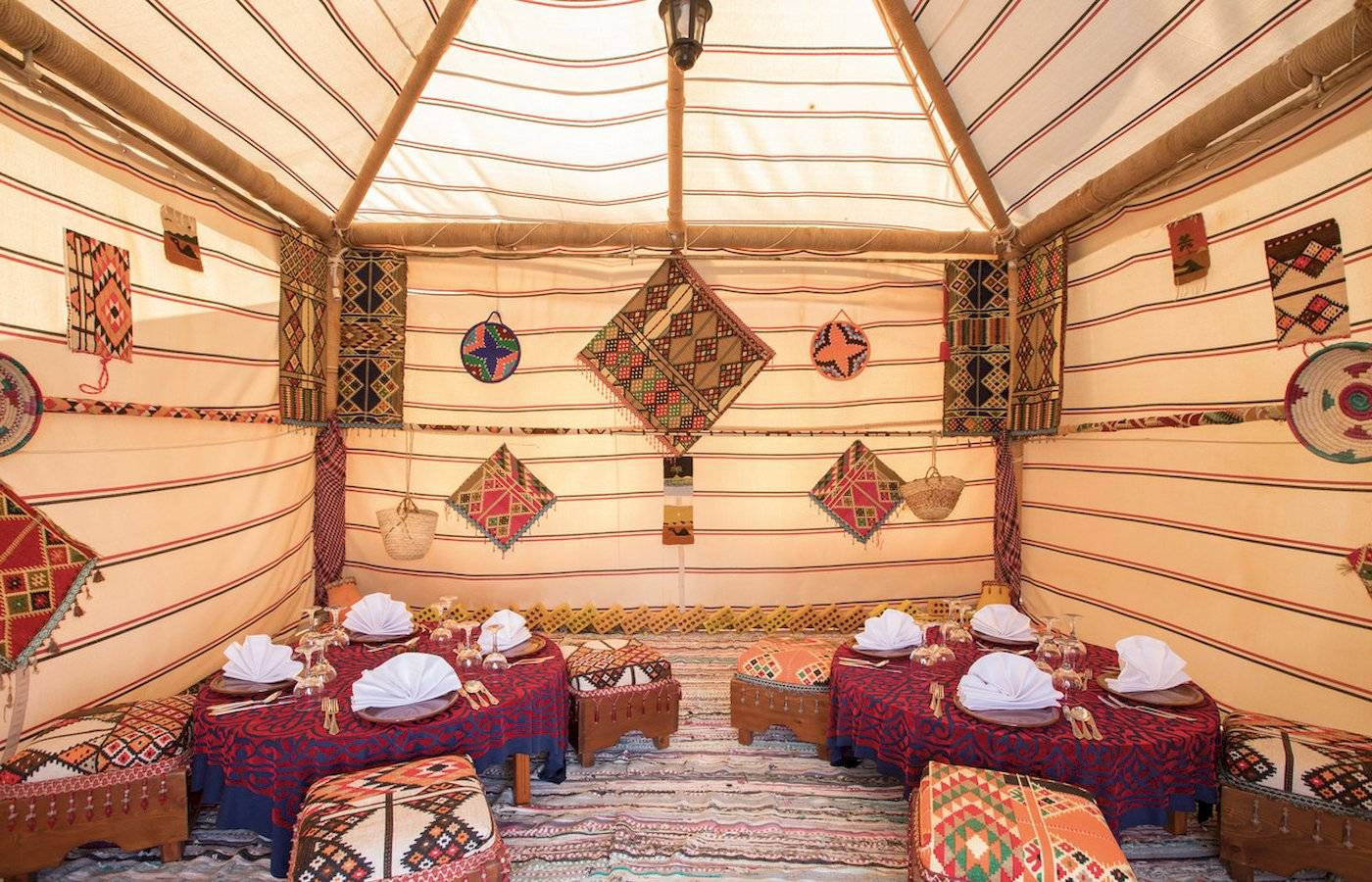 Innenbereich des Sunrise Royal Makadi Resorts mit gedeckten Tischen und traditionellen Dekorationen.