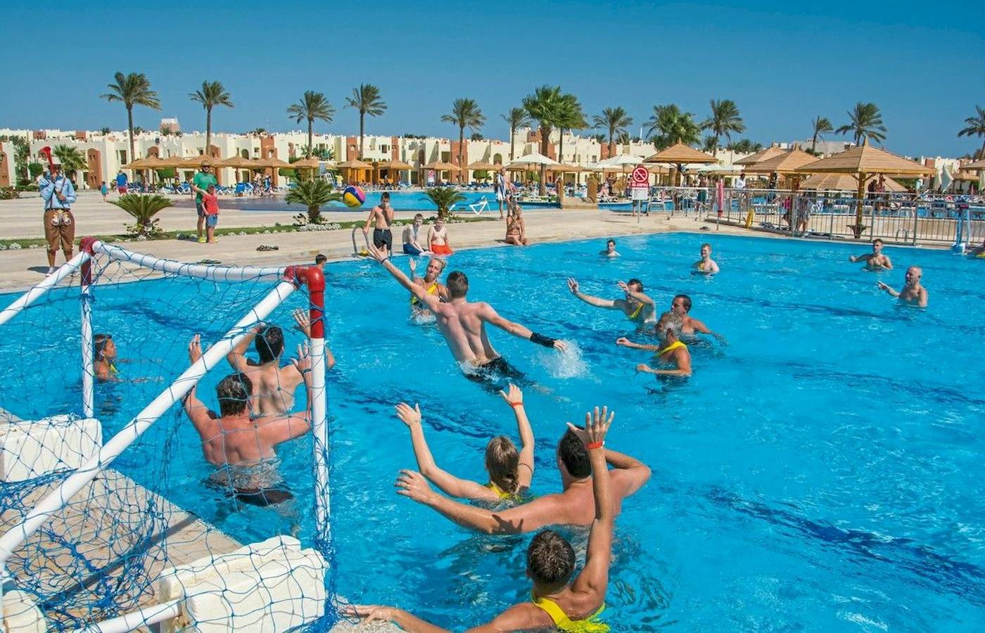 Schwimmbad-Volleyball im Sunrise Royal Makadi Resort.