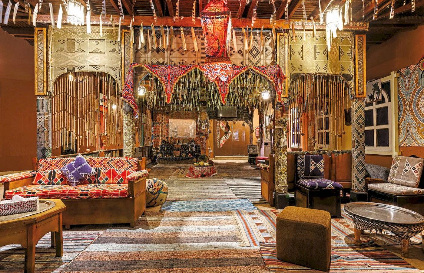 Inneneinrichtung des Sunrise Royal Makadi Resorts mit bunten Teppichen, Sofas und dekorativen Elementen.