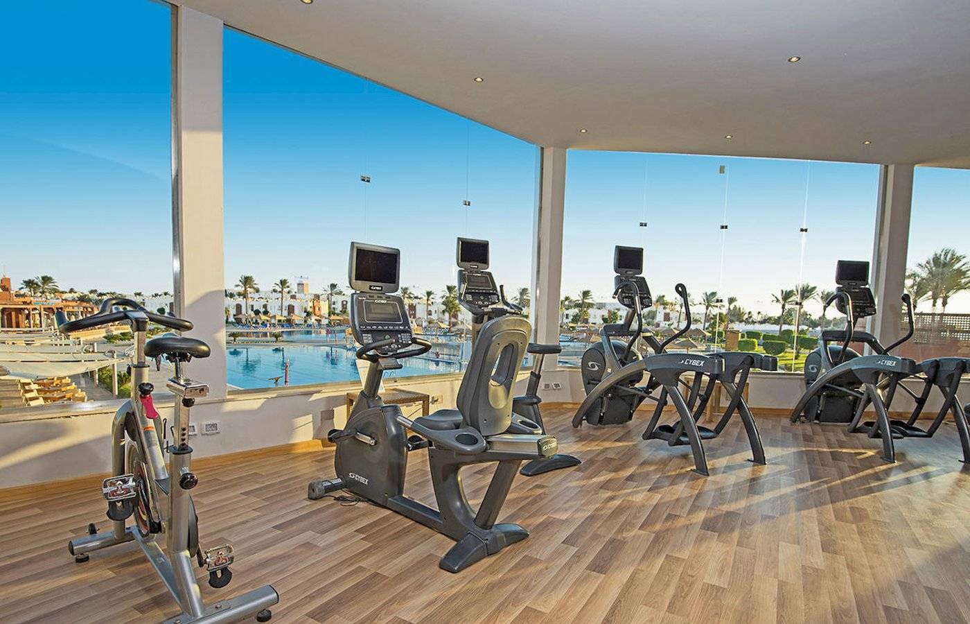Fitnessstudio im Sunrise Royal Makadi Resort mit Blick auf den Pool.
