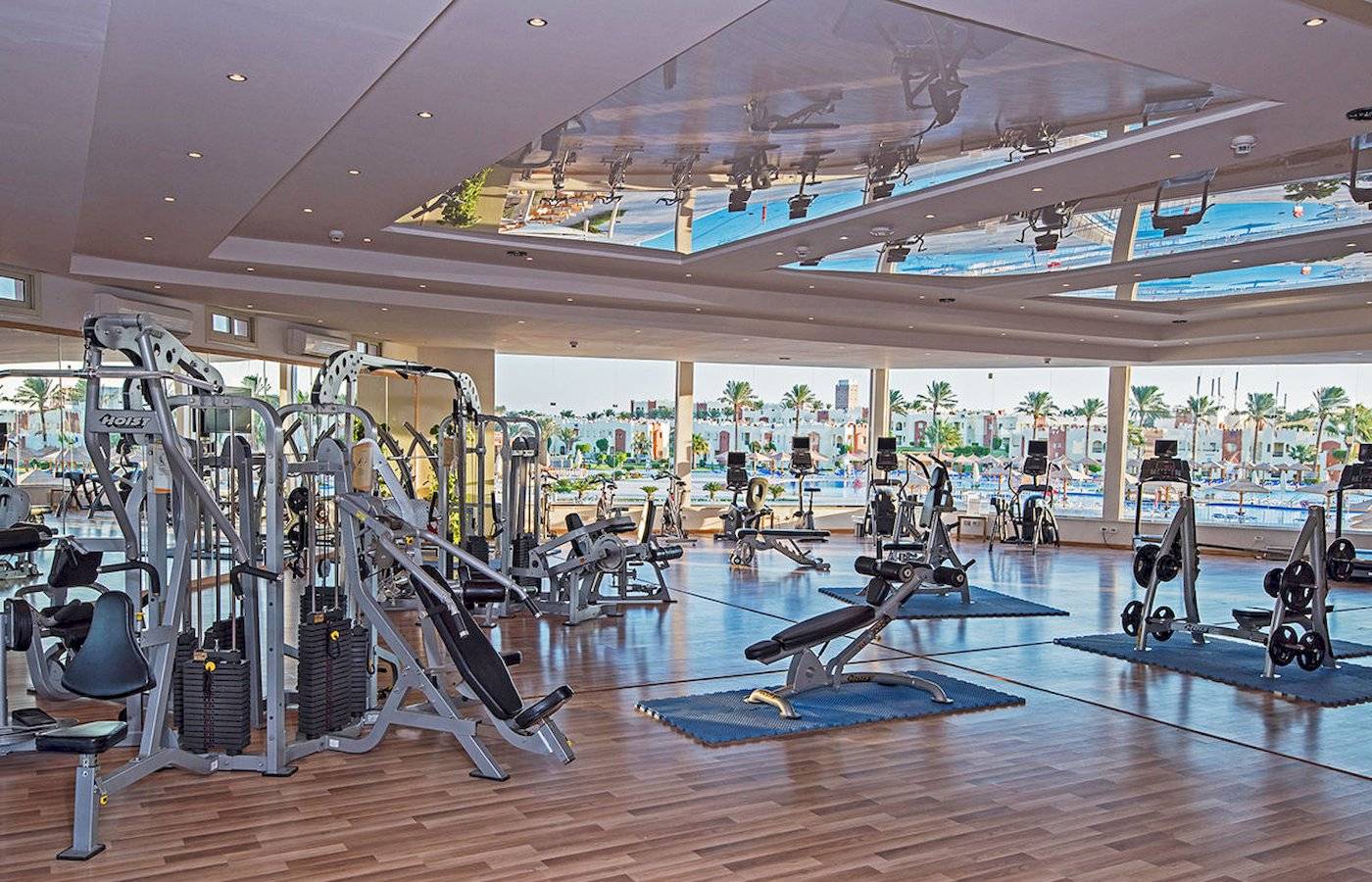Fitness-Center im Sunrise Royal Makadi Resort mit Blick auf den Pool.