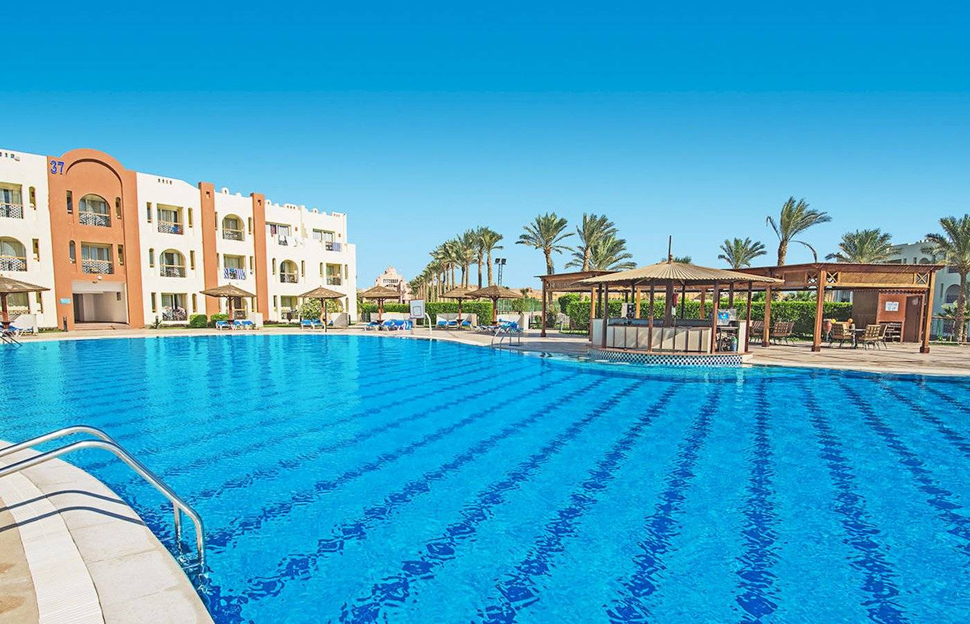 Außenpool mit Bar und Sonnenliegen im Sunrise Royal Makadi Resort