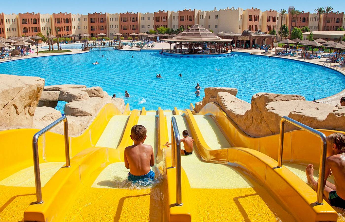 Gäste am Wasserrutsche im Sunrise Royal Makadi Resort