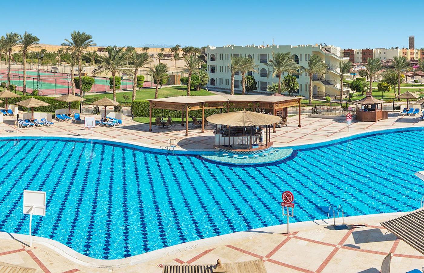 Luftaufnahme des Swimmingpools des Sunrise Royal Makadi Resort mit Liegen und Sonnenschirmen.
