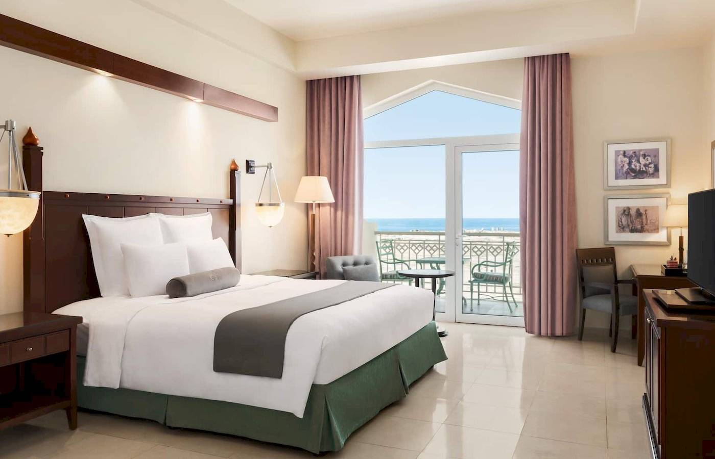 Zimmer im Wyndham Garden Salalah Mirbat Hotel mit Meerblick und Balkon.