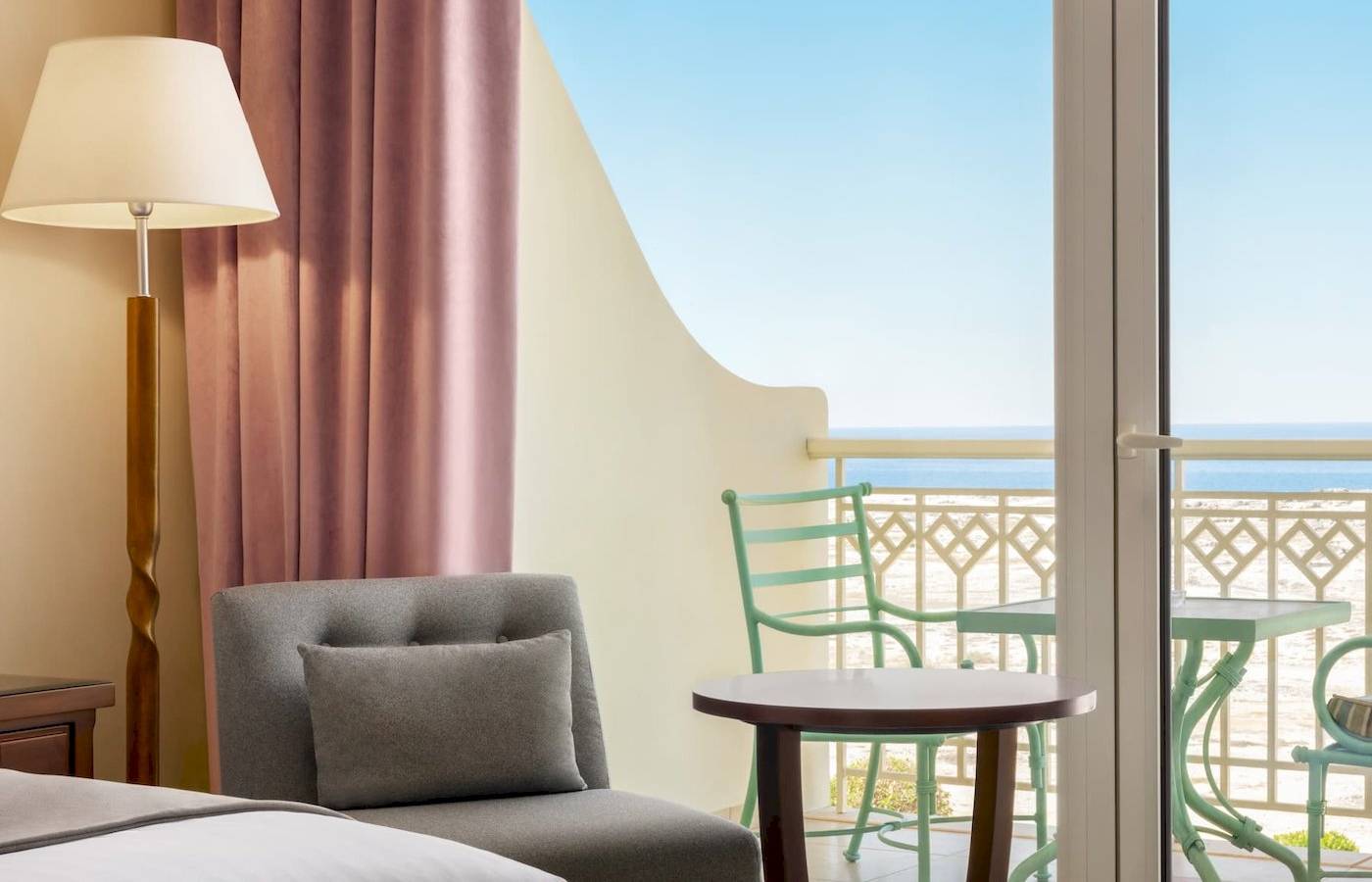 Zimmer im Wyndham Garden Salalah Mirbat Hotel mit Blick auf den Balkon und das Meer