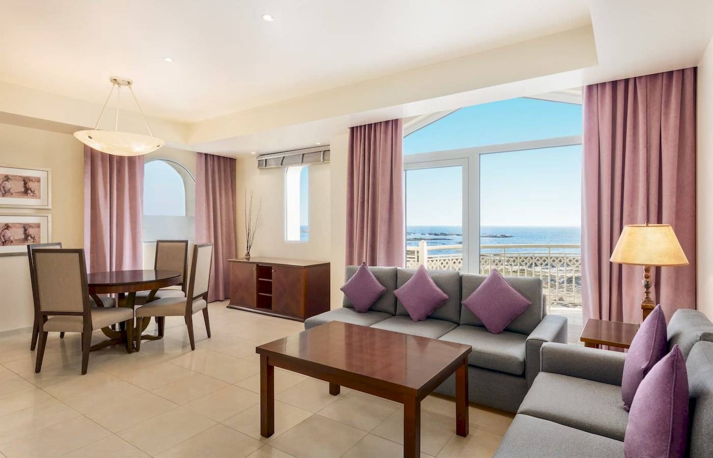Wohnzimmer im Wyndham Garden Salalah Mirbat Hotel mit Blick auf das Meer