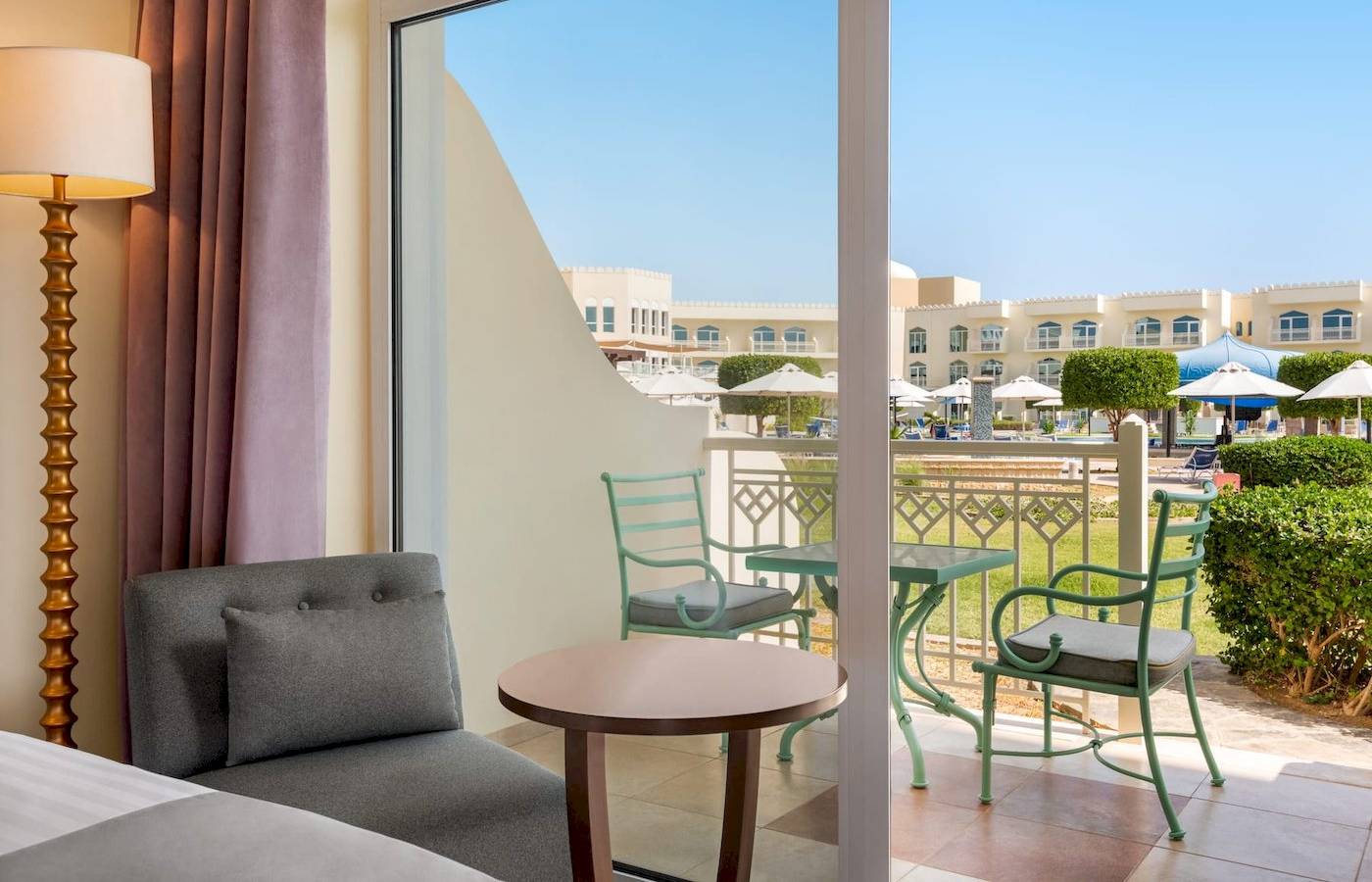Ausblick aus dem Zimmer des Wyndham Garden Salalah Mirbat mit Balkonmöbeln und Meersicht