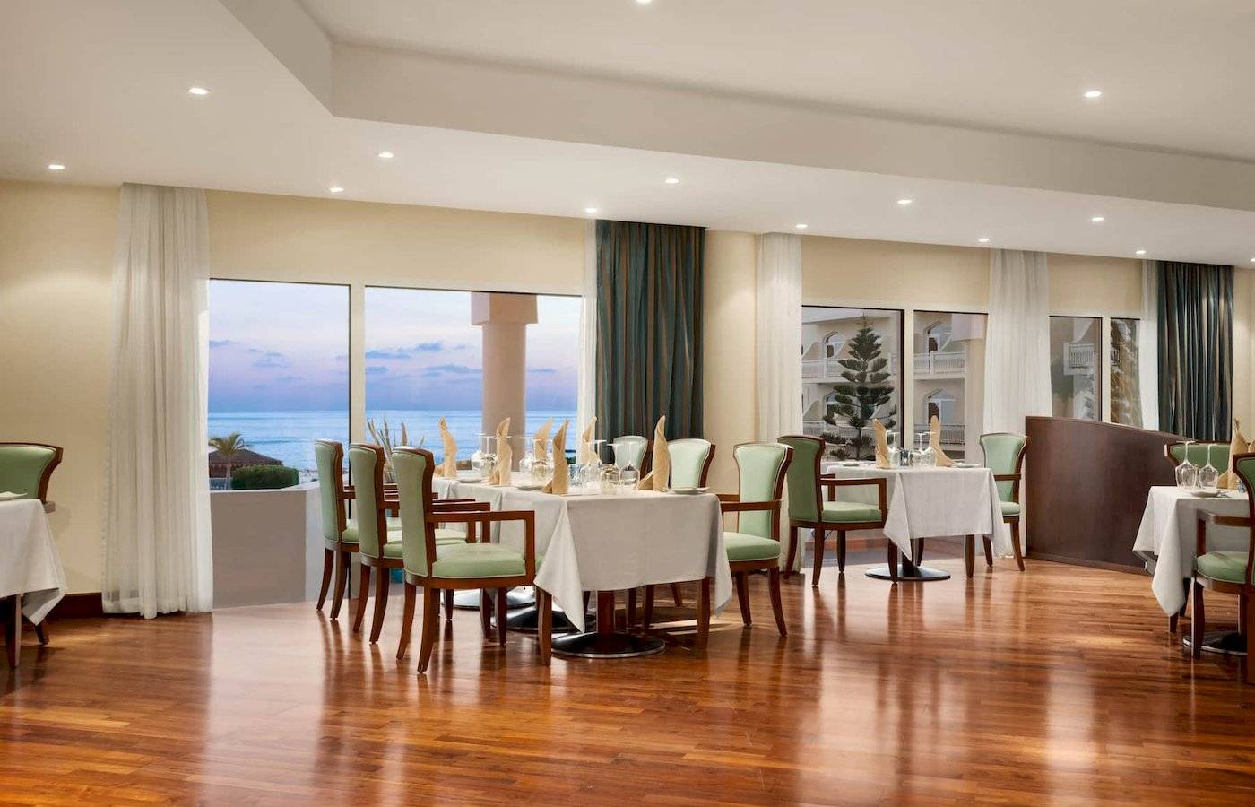 Restaurant im Wyndham Garden Salalah Mirbat Hotel mit Meerblick.