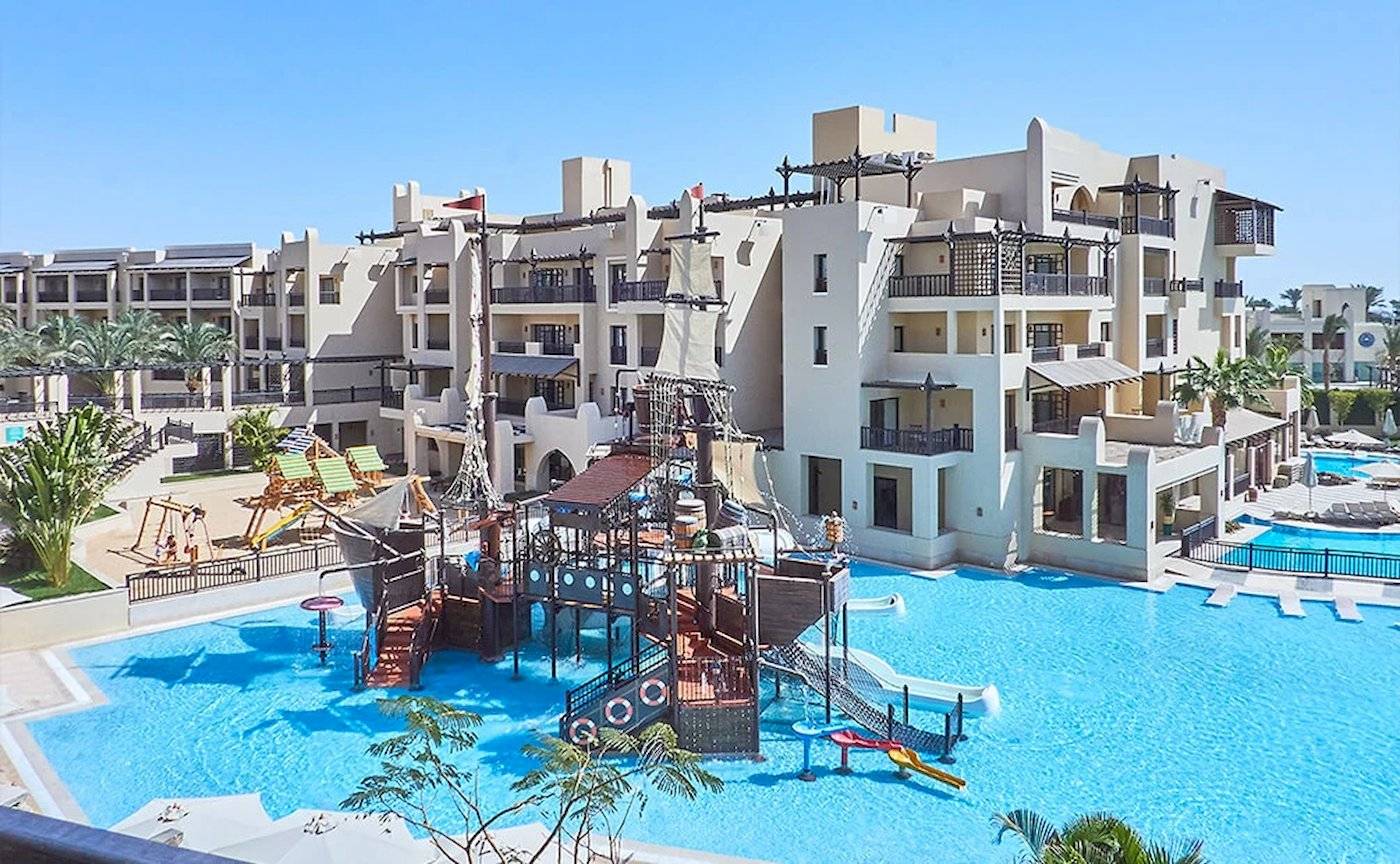 Hotelanlage mit großem Wasserspielplatz und Schwimmbecken vor dem Steigenberger Aqua Magic