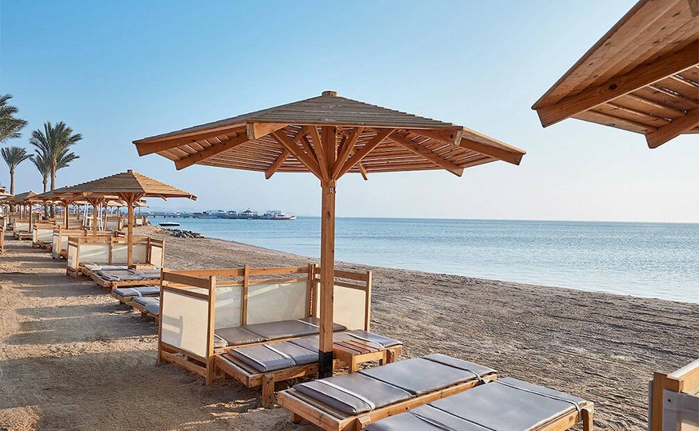 Strandloungestühle und Sonnenschirme am Steigenberger Aqua Magic Hotel