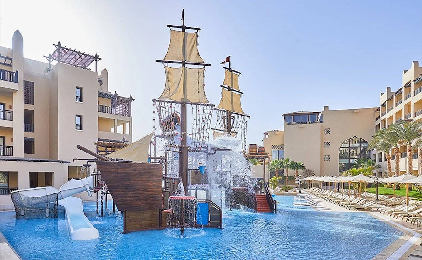 Wasserpark im Steigenberger Aqua Magic Hotel mit Piratenschiff und Wasserrutschen.