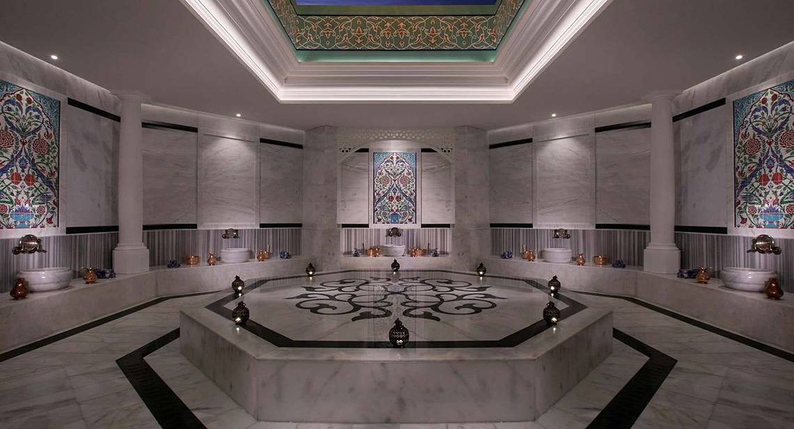 Spa-Bereich im Anantara The Palm Dubai Resort mit Marmorwänden, zentralen Wasserbecken und dekorativen Wandmalereien.