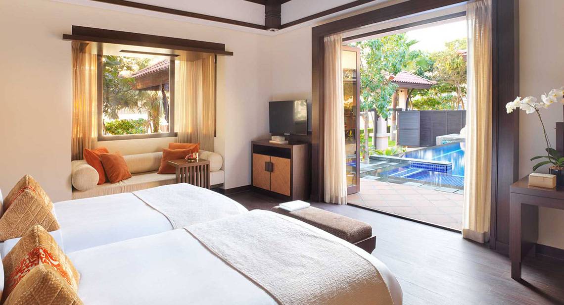 Doppelzimmer im Anantara The Palm Dubai Resort mit Blick auf den Pool.