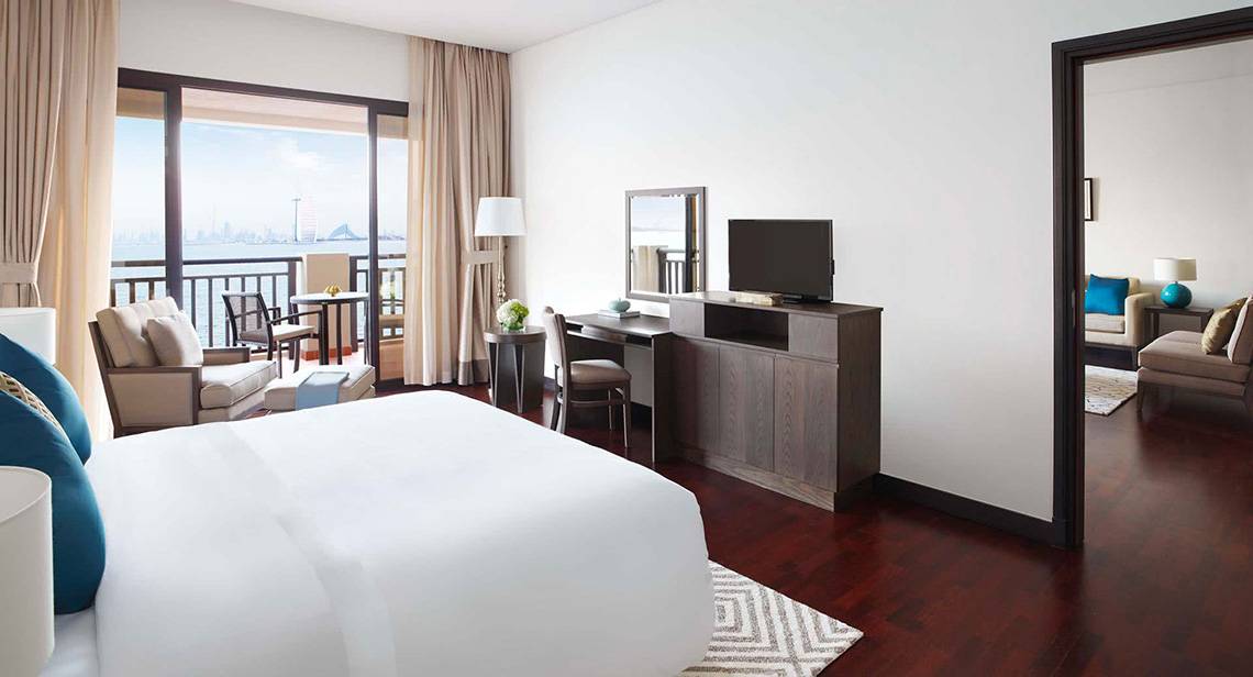 Zimmer im Anantara The Palm Dubai Resort mit Blick auf das Meer und moderner Einrichtung.