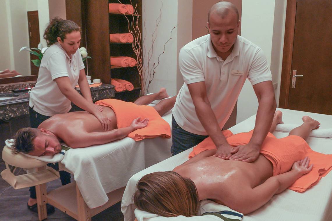 Massage Behandlung im Cleopatra Luxury Beach Resort mit zwei Personen, die Rückenmassagen durchführen.