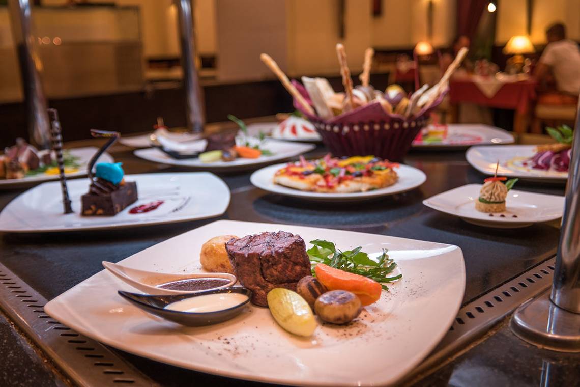 Verschiedene Gerichte auf dem Buffet des Cleopatra Luxury Beach Resort.