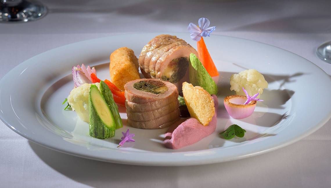Gemüseplatte und Fleischgericht im Atrium Palace Thalasso Spa Resort & Villas