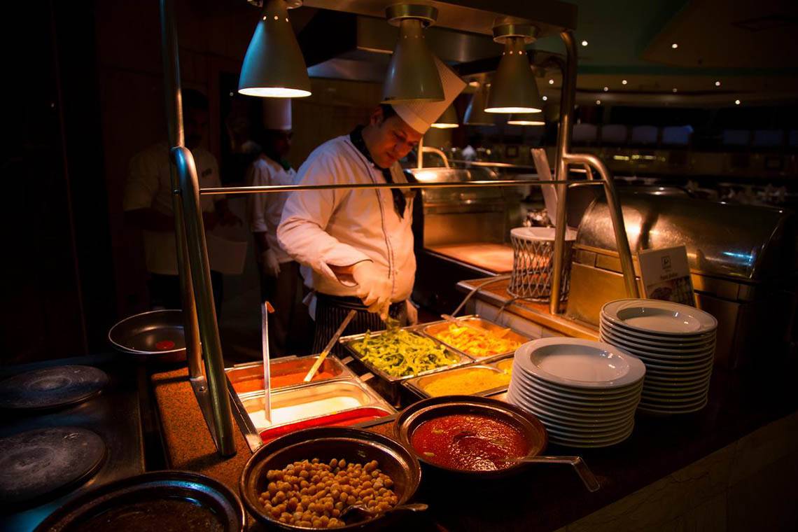 Koch bei einem Buffet im Pharaoh Azur Resort Hotel, der Essen vorbereitet.