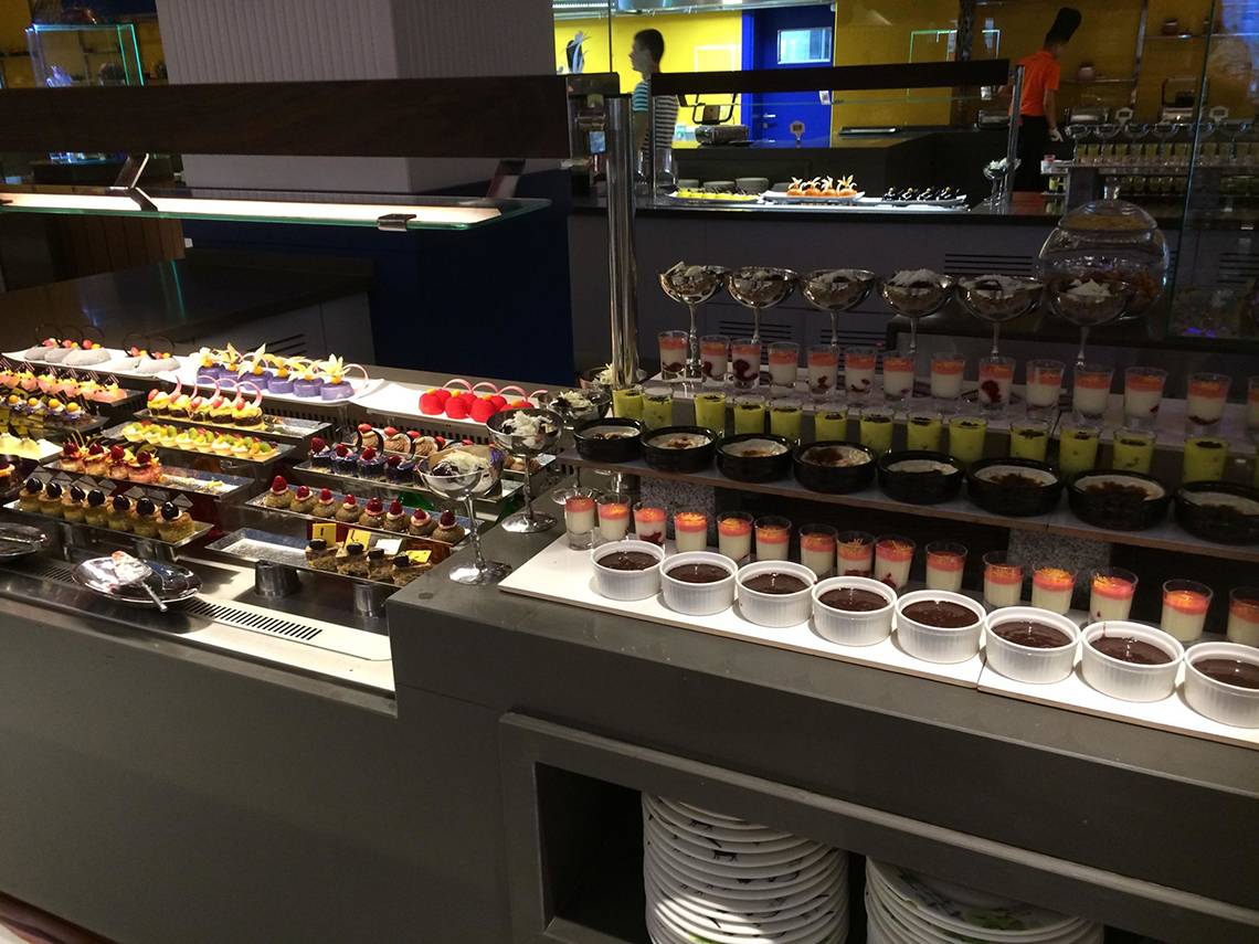 Buffet mit verschiedenen Süßigkeiten im Land of Legends Kingdom.