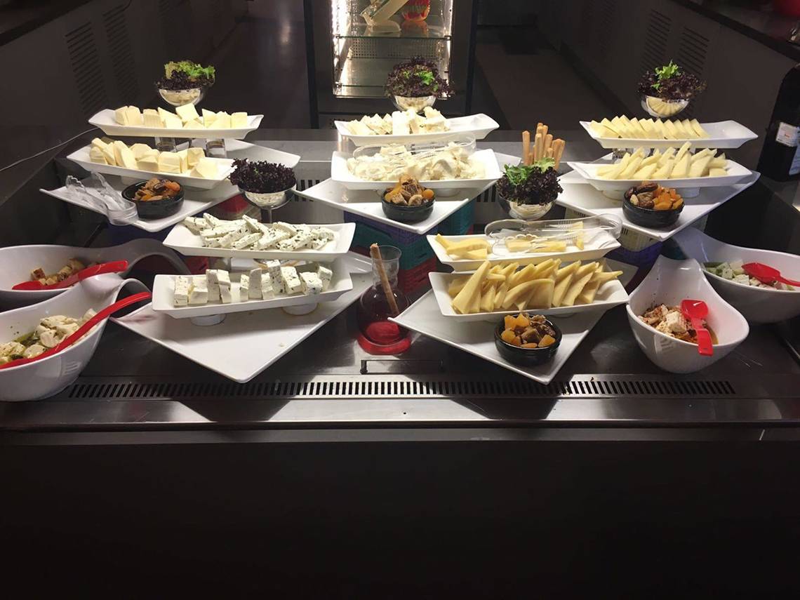 Buffet mit verschiedenen Käseplatten im Land of Legends Kingdom Hotel.