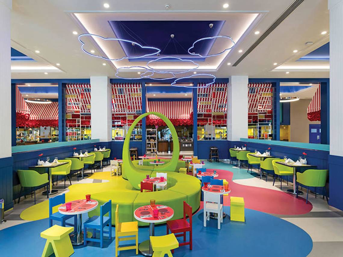 Interieur des Restaurants im Land of Legends Kingdom mit farbenfrohen Tischen und Stühlen