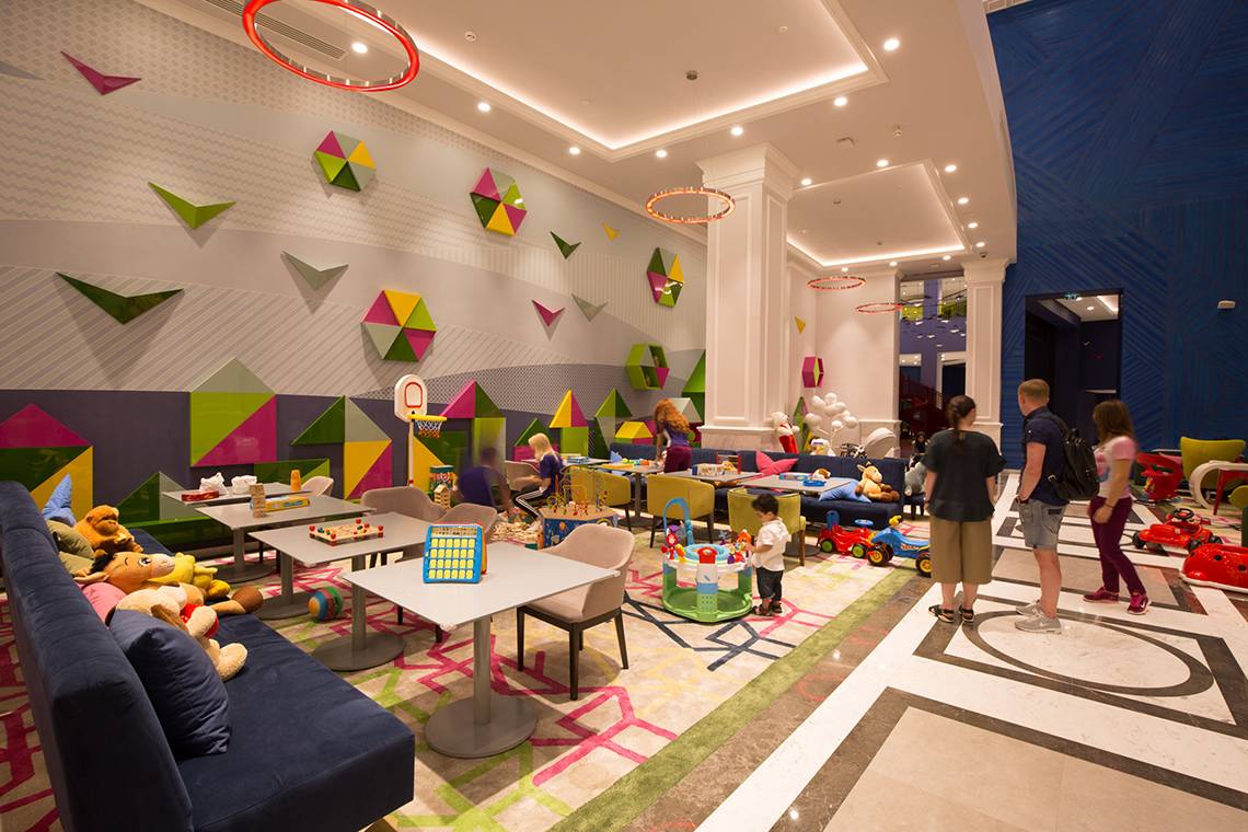 Innenbereich des Kinderbereichs im Land of Legends Kingdom Hotel mit bunten Wänden und Spielen.