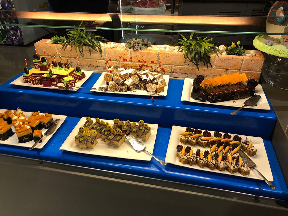Dessertsbuffet im Land der Legenden Königreich Hotel mit verschiedenen Kuchen und Gebäck.