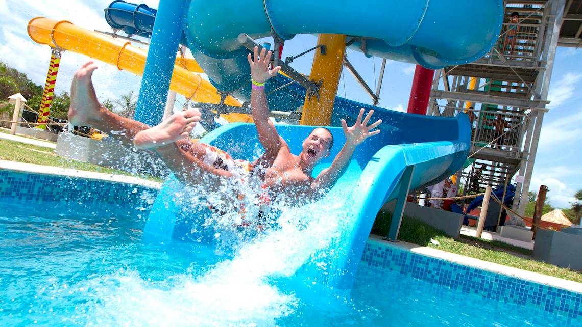 Zwei Männer rutschen im Grand Sirenis Punta Cana Resort.