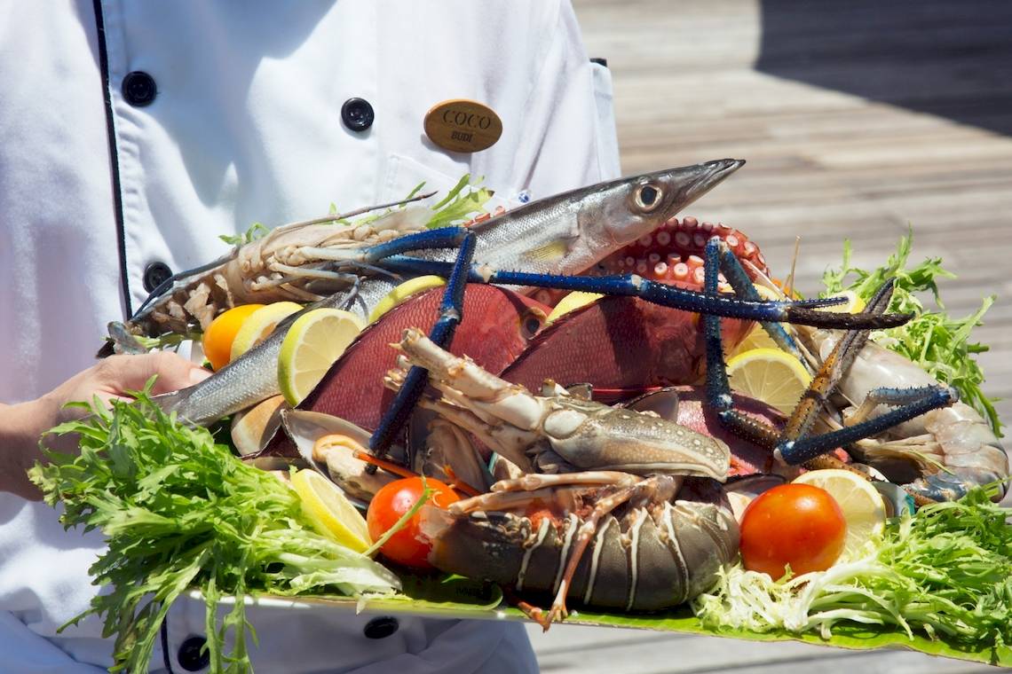 Frisch zubereitete Fischplatte im Coco Bodu Hithi Hotel.