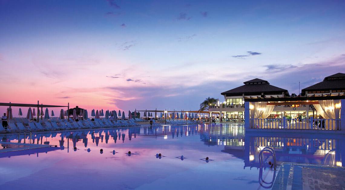 Der Außenpool des Club Nena Hotels am Abend bei Sonnenuntergang