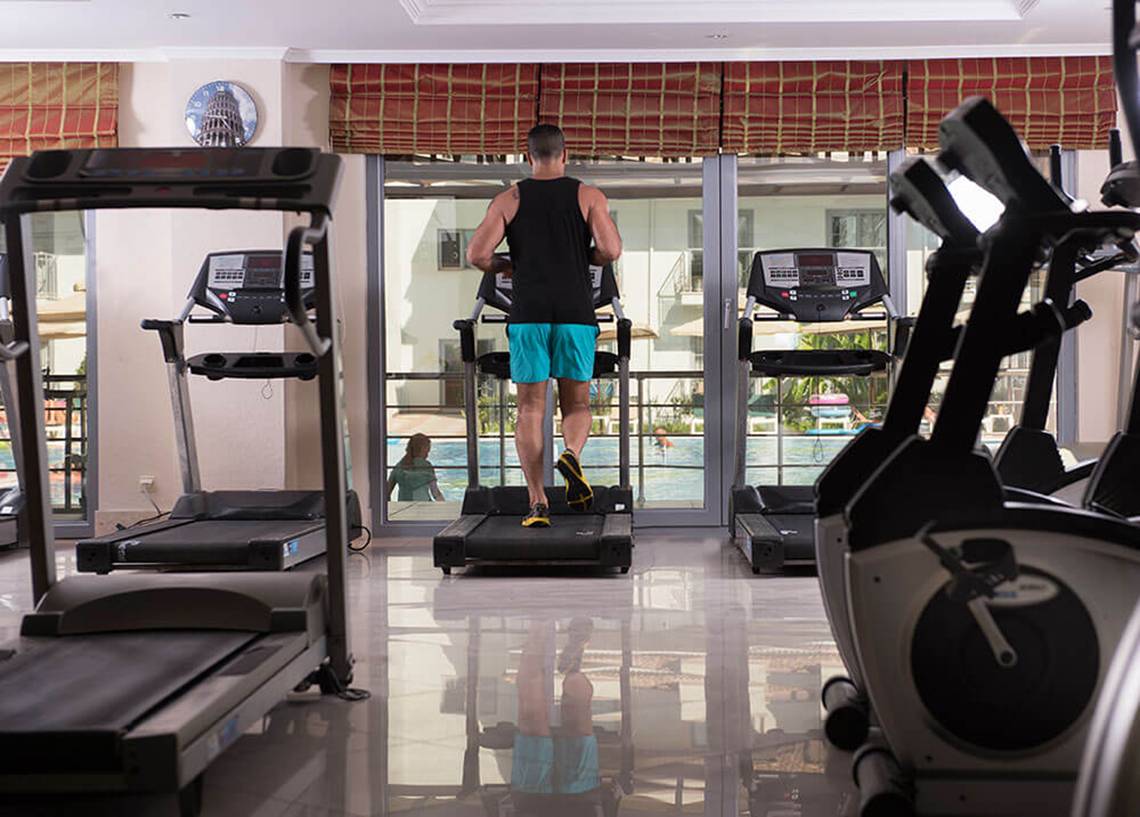 Ein Mann trainiert auf einem Laufband im Fitnessbereich des Clubs Nena.